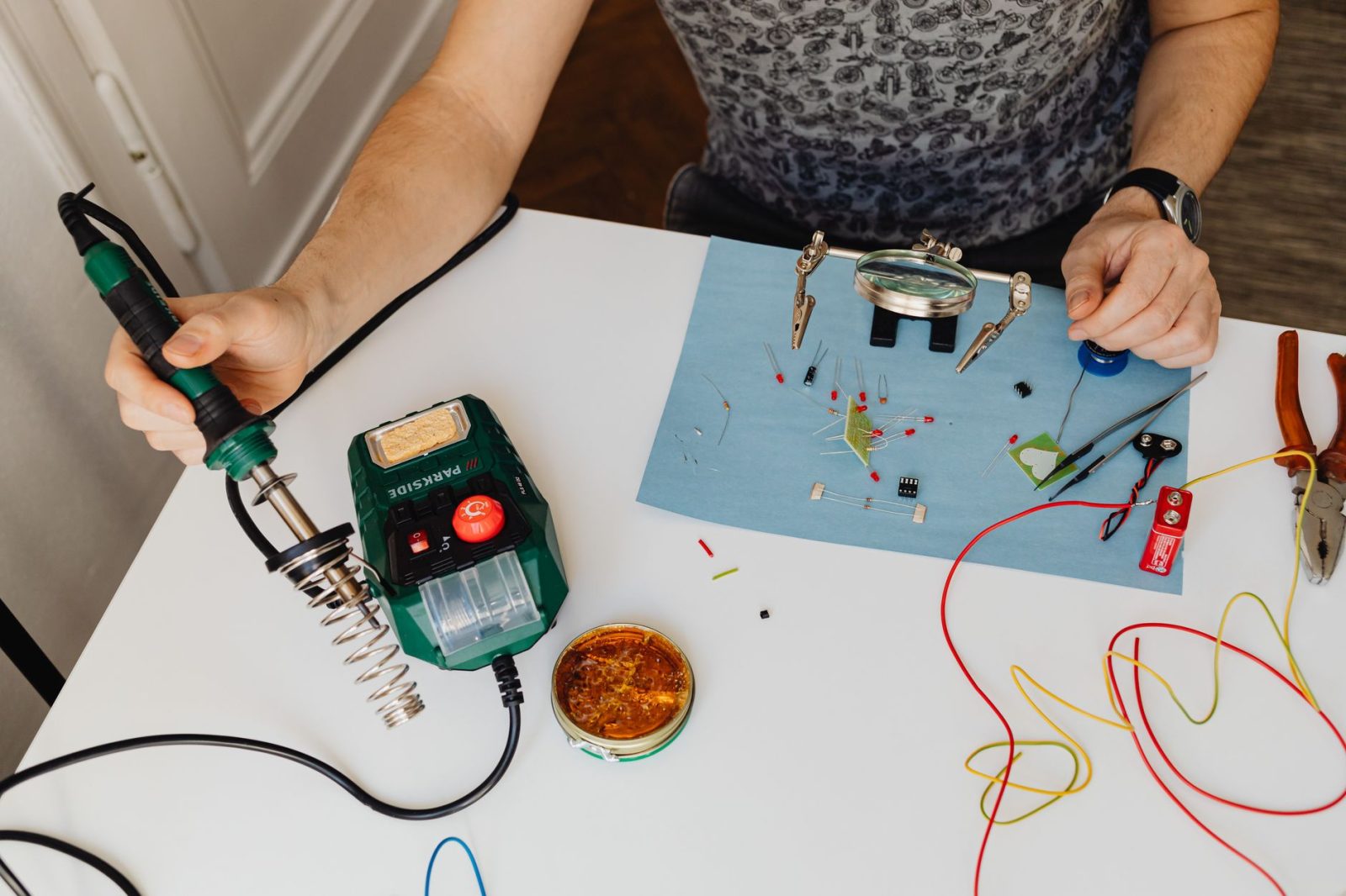 Pojemnik na części elektroniczne – jak wybrać odpowiedni organizer?