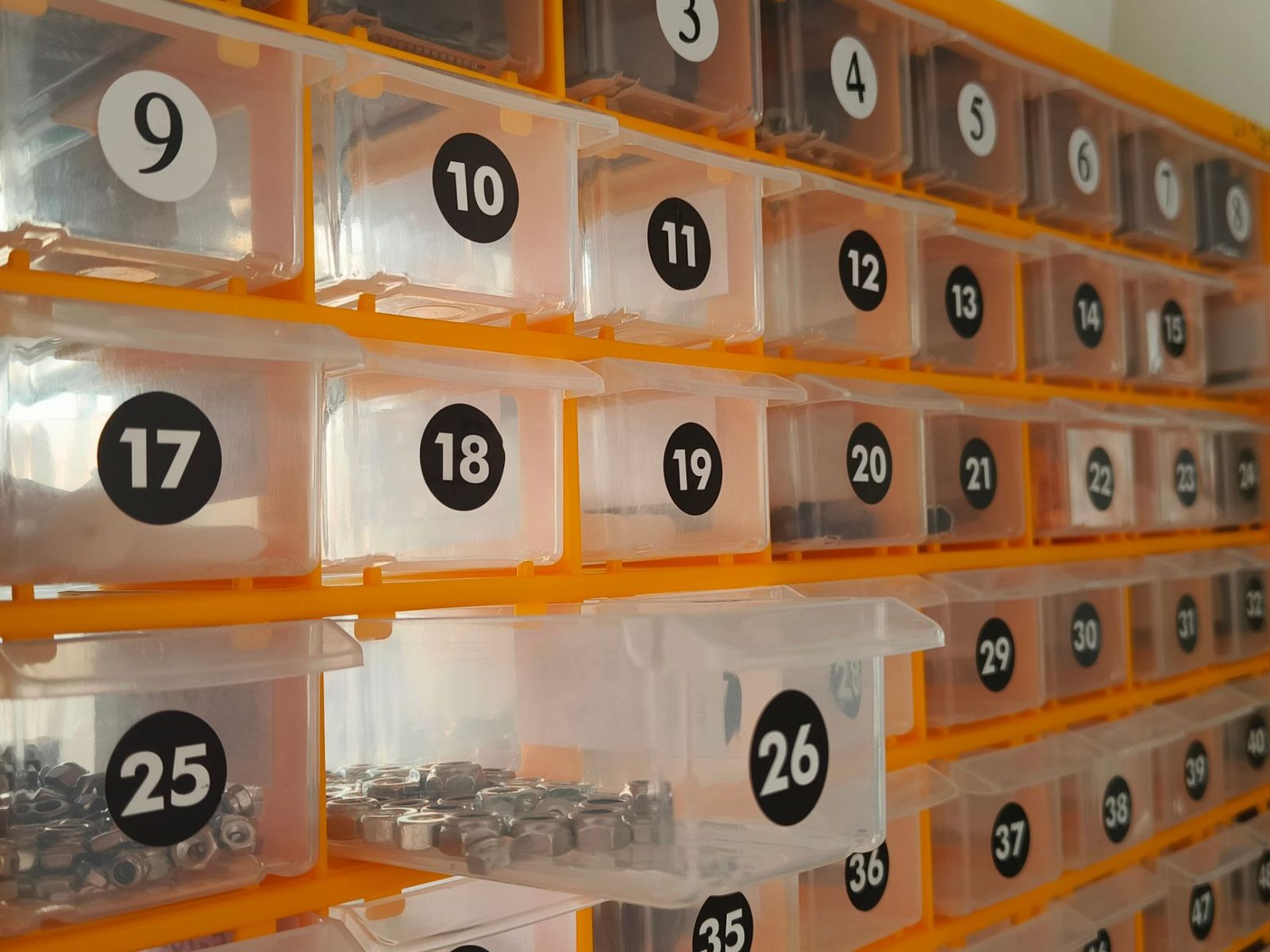 Skrzynka na części: Jak dopasować organizer do swoich potrzeb?