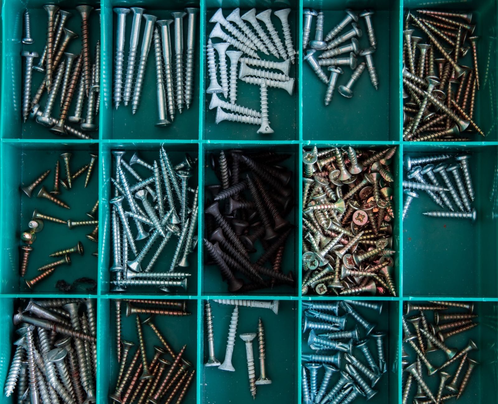 Taca magnetyczna – do czego służy i jak wybrać odpowiednią do warsztatu?