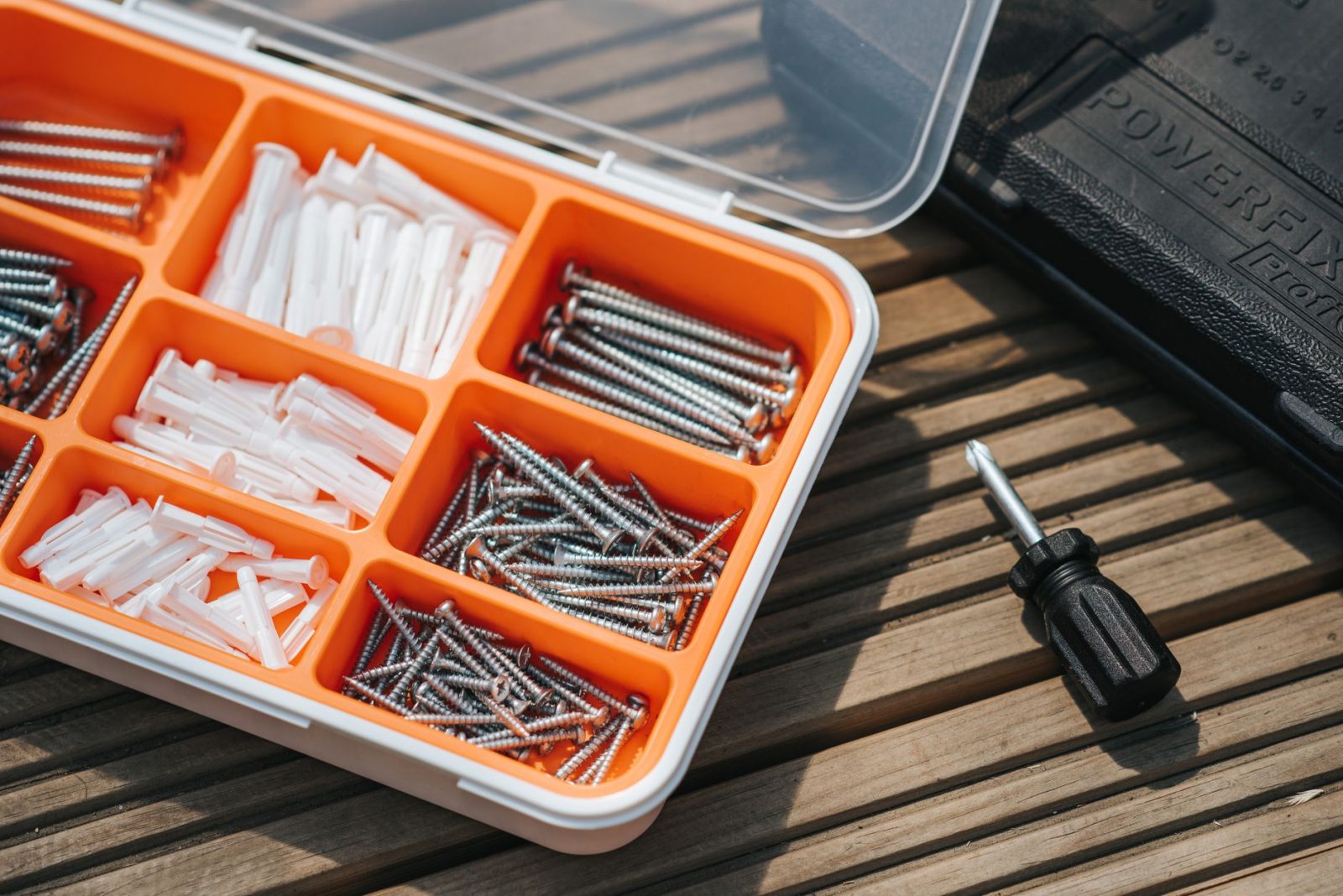 Plastikowe pudełko z przegródkami – na co zwrócić uwagę przy wyborze organizera?