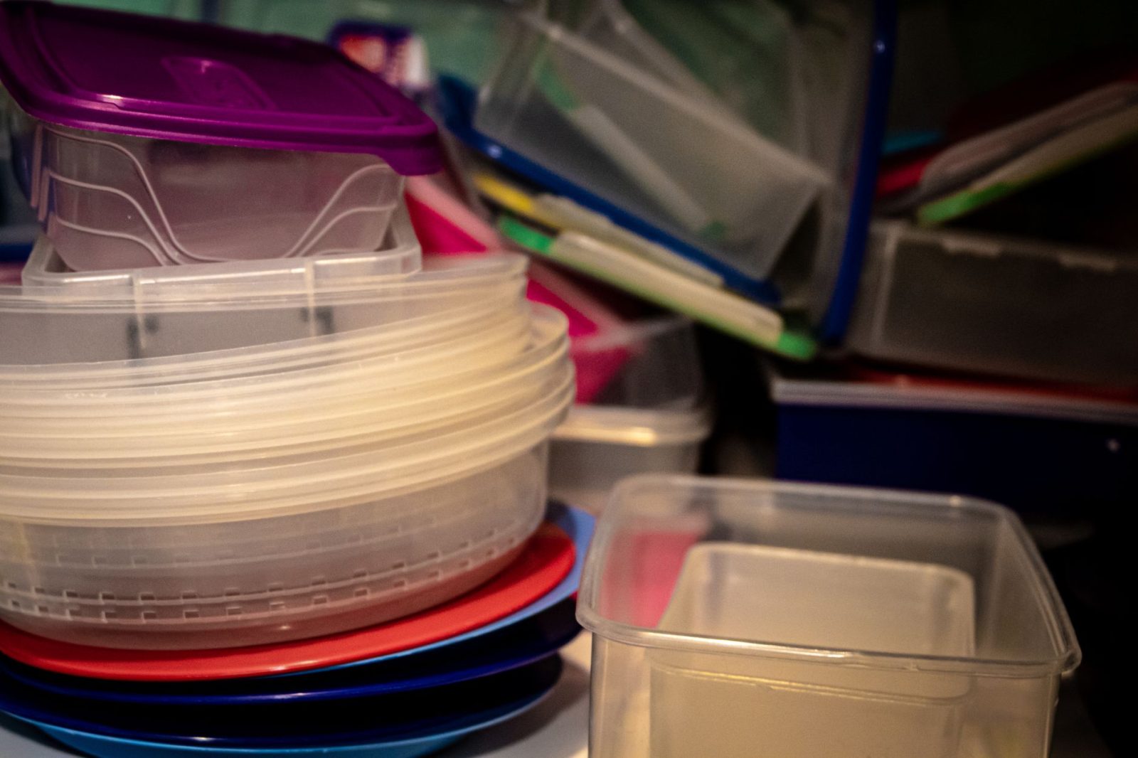 Duże plastikowe pudełka: Na co zwrócić uwagę przy wyborze?
